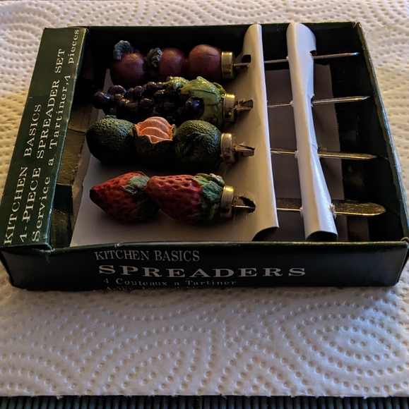 🆕 Vintage Set of 4 Stainless Steel Knives Spreaders by Kitchen Basics NWOT - Picture 2 of 6